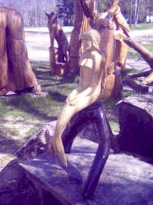 Die Meerjungfrau aus Akazie auf einem Dreibein aus Eiche