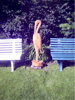 Ein Storch aus dem Stamm einer Kiefer in Eiche lasiert