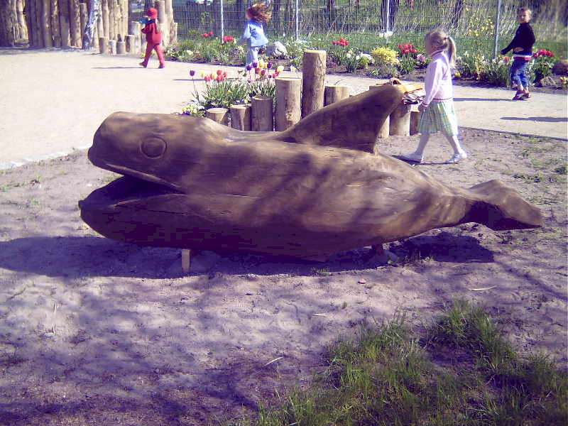 Ein Walfisch auf dem Spielplatz des Kindergarten in Dierhagen - klick auf das Bild und zurück zur Hauptkarte