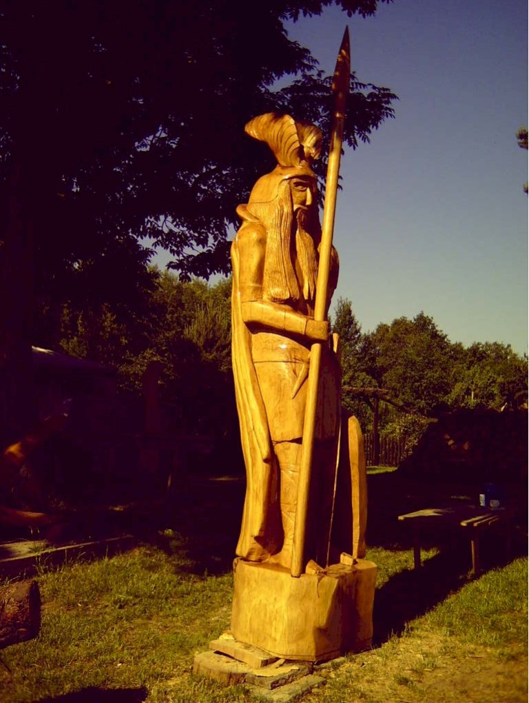 Odin steht nun mit Gewand mit einem Speer in seiner Hand.  Klick auf das Bild und es geht zurück auf die Ausgangsseite.