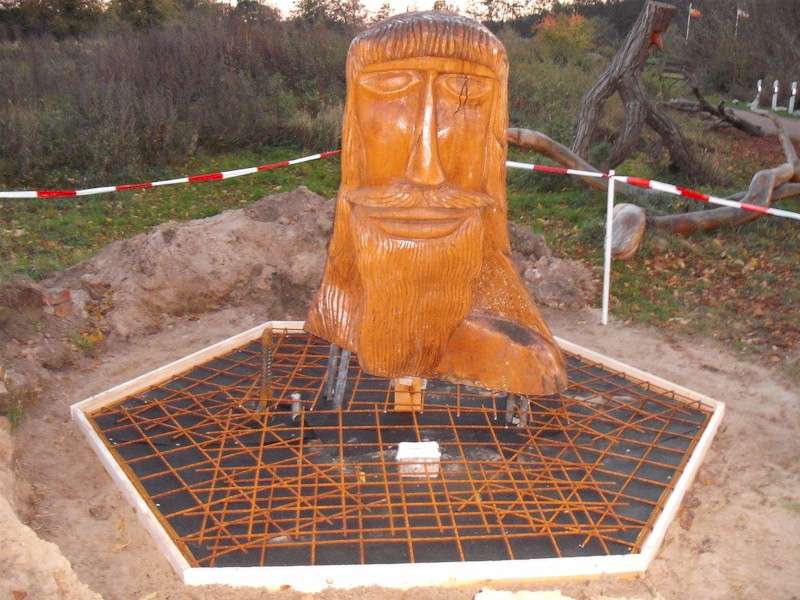 Die Eisen sind verlegt im oberen Teller des Mimir Brunnen.  Klick auf das Bild und es geht zurück auf die Ausgangsseite.