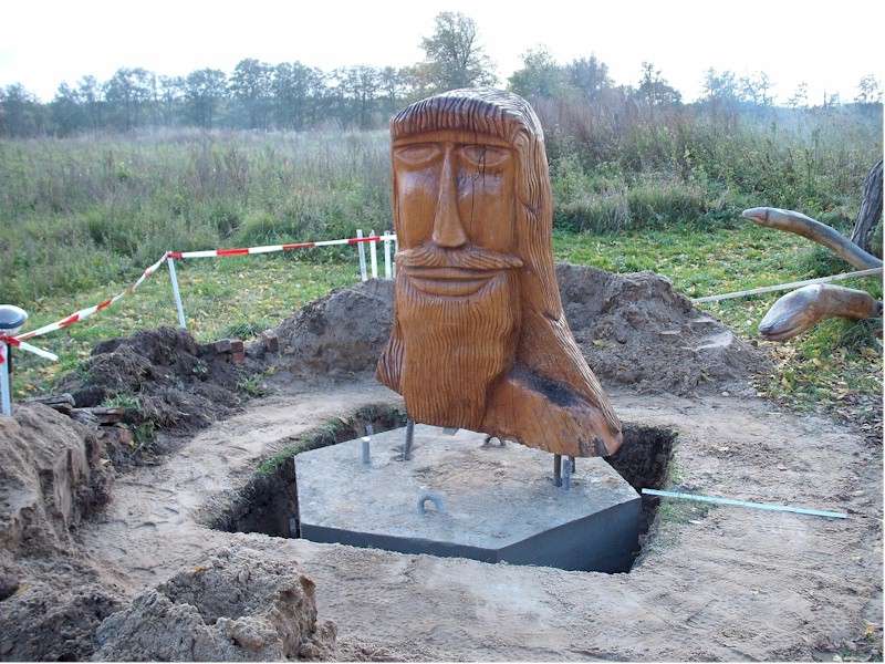 Mimir-Brunnen - Vorbereitung oberer Teil - Teller im Sechseck.  Klick auf das Bild und es geht zurück auf die Ausgangsseite.