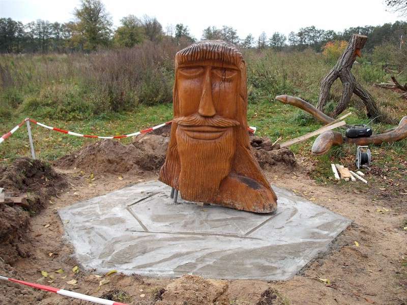 Der obere Teller des Mimir Brunnen ist im Teil 1 betoniert.  Klick auf das Bild und es geht zurück auf die Ausgangsseite.