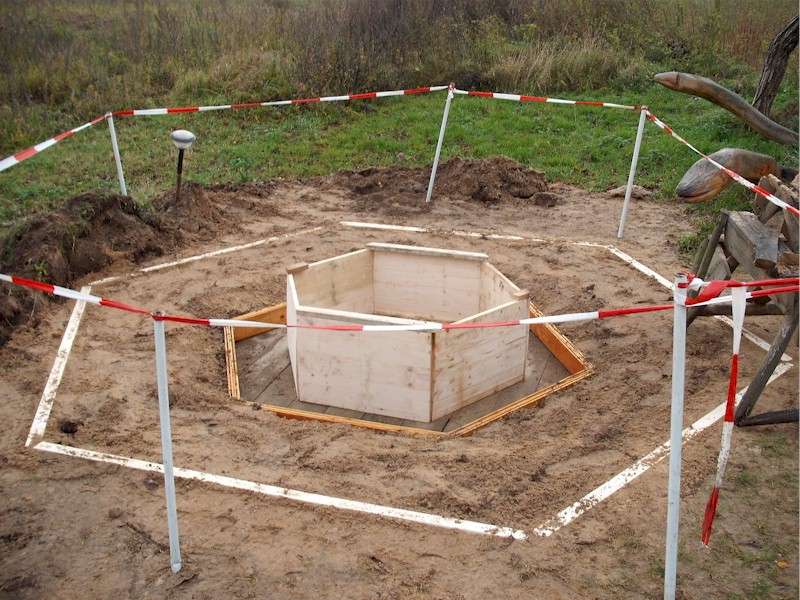 Das Unterteil, der Wasserteller des Brunnens, wird eingeschalt - Bild 1.  Klick auf das Bild und es geht zurück auf die Ausgangsseite.