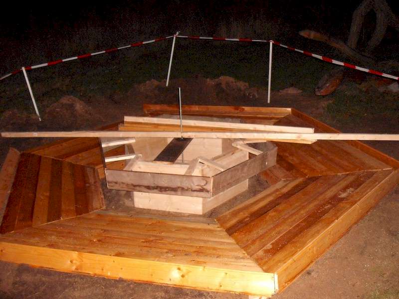 Die Randschalung des unteren Tellers des Brunnen der Weisheit wird erstellt.  Klick auf das Bild und es geht zurück auf die Ausgangsseite.