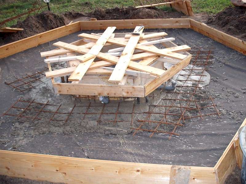 Betonieren des unteren Tellers des Brunnen der Weisheit mit erster Lage einer Stahlmatte