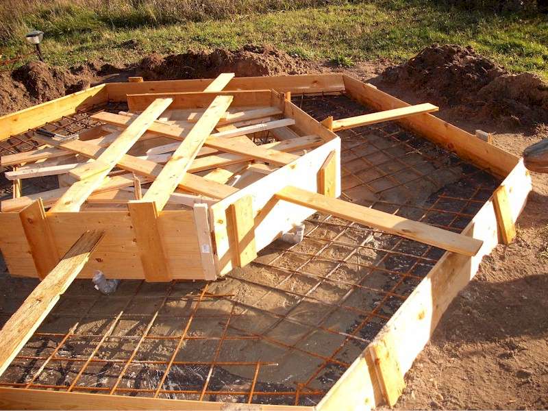 Betonieren des unteren Tellers des Brunnen der Weisheit mit zweiter Lage Stahlmatte.  Klick auf das Bild und es geht zurück auf die Ausgangsseite.