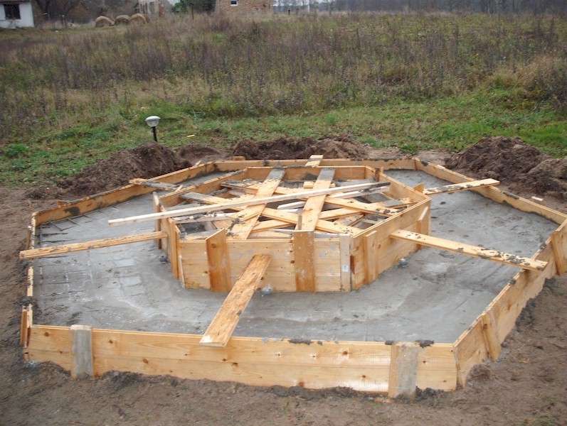 Betonieren des unteren Tellers des Brunnen der Weisheit - 1. Betonlage.  Klick auf das Bild und es geht zurück auf die Ausgangsseite.