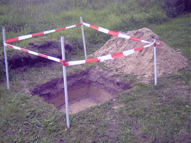 Die Baugrube, Form, für die Sockel ist ausgehoben und für die folgenden Arbeiten vorbereitet.