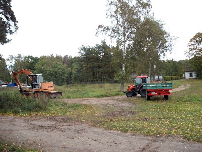 Der Transport erfolgt mit Bagger und Traktor - Odin zieht um