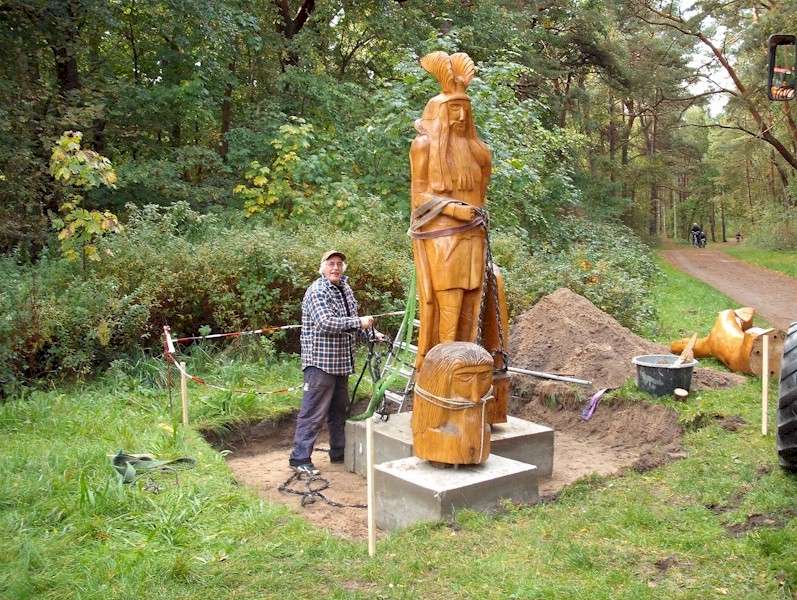 Odin und Kopf von Mimir stehen auf dem Sockel in Dierhagen-Strand