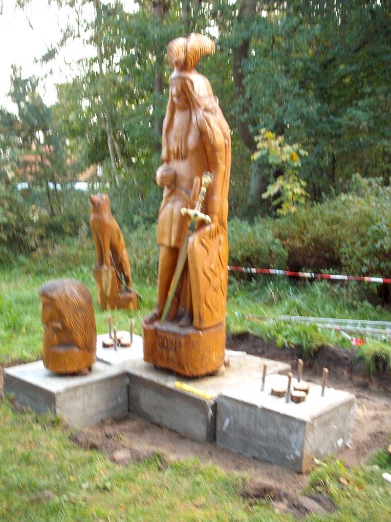 Die Sockel fr Geri und Freki sind am neuen Standort in Dierhagen-Strand aufgestellt