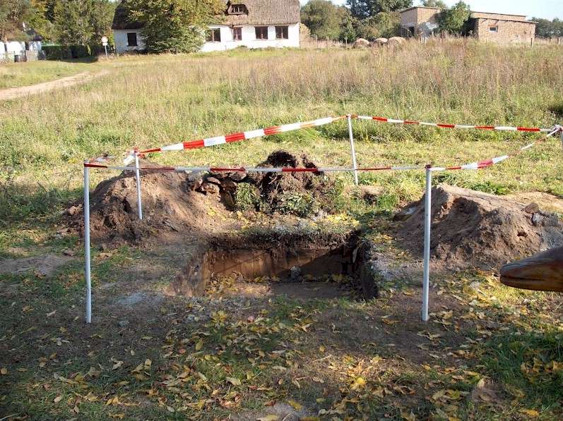 In Neuhaus blieb nur die Baugrube - Figuren und Sockel-Fundamente sind gerumt