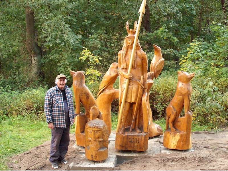 Die Gruppe mit Odin und ihr Erschaffer - Hobbykünstler Siegfried Kümmel